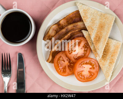 Authentische Flach Bunte gesundes englisches Frühstück, gebratenem Speck gegrillte Tomaten mit Toast gegen einen rosa Hintergrund Stockfoto