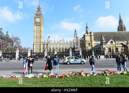 Blumen sind auf dem Parliament Square vor den Houses of Parliament im Zentrum Londons zurückgeblieben, da zwei weitere "signifikante Verhaftungen" im Zusammenhang mit dem Anschlag in Westminster vorgenommen wurden, sagte die Polizei. Stockfoto