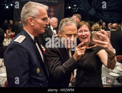 Komiker Jon Stewart, Center, nimmt ein Selbstporträt mit stellvertretender Vorsitzender der Joint Chiefs Of Staff General Paul Selva und seine Frau Ricki der USO Metropolitan Washington-Baltimore jährlichen Abendessen 21. März 2017 in Washington, D.C. Auszeichnungen Das Dinner feierte den 75. Jahrestag der GVV und das Opfer der US-Streitkräfte und kennzeichnete eine Hommage an die Spezialkräfte. Stockfoto