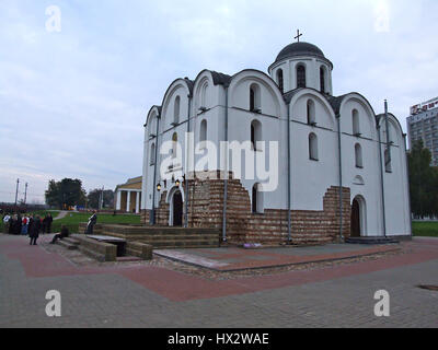 Die Verkündigung-Kirche, eine russische oder östliche orthodoxe Kirche, liegt am Ufer des Flusses West Dwina in Wizebsk, Weißrussland. Stockfoto