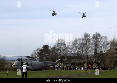 Lt-Cdr Andy Murray einen Meer König MK7 Halt um zu sehen, ein umgebautes ehemalige Royal Navy Hubschrauber am neuen Standort im Netz Farm Wigwams in Thornhill fliegen, wie sie Norden flogen, um an einer Übung teilnehmen. Stockfoto