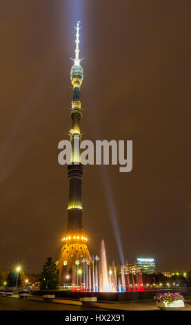 Nachtansicht des Ostankino Fernsehturm in Moskau Stockfoto