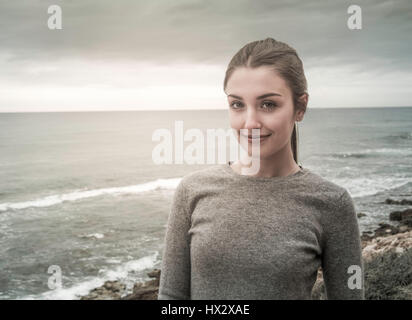 Ein Lifestyle Portrait eines lächelnden Mädchens durch den Ozean. Stockfoto