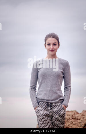 Lässige halben Körper Porträt ein ziemlich junges Mädchen. Stockfoto