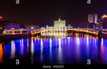 Blick auf Smolensky Metrobridge und weißen Haus in Moskau Stockfoto