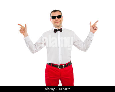 ein Mann in einem weißen Hemd und Sonnenbrille, Fingerzeig auf die Seite Stockfoto