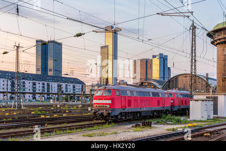 Diesel-Lokomotiven im Bahnhof Frankfurt (Main) Hauptbahnhof - er Stockfoto