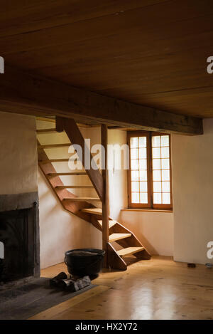 Neu verdrehen Holztreppen neben schwarzen gusseisernen Topf 1780 alte Haus innen Stockfoto