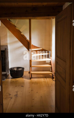 Neu verdrehen Holztreppen neben schwarzen gusseisernen Topf 1780 alte Haus innen Stockfoto