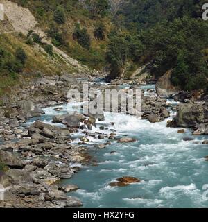 Türkis Marsyangdi River. Szene in der Nähe von Jagat, Annapurna Conservation Area. Stockfoto