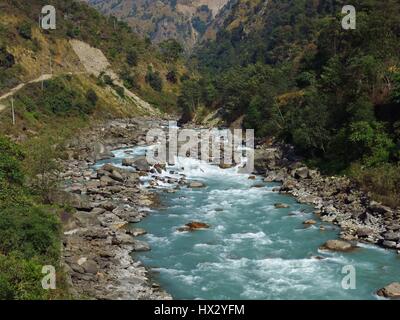 Marsyangdi River. Türkisfarbene Fluss im Annapurna Conservation Area, Nepal. Stockfoto