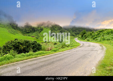 Bergstraße im Norden von Laos breit und wolkig niedrige Beleuchtung nach Regen anzeigen Stockfoto