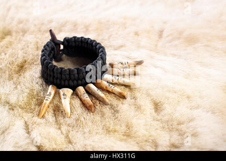 Paracord Armband mit Geweih Hirsch Elch Haut Stockfoto