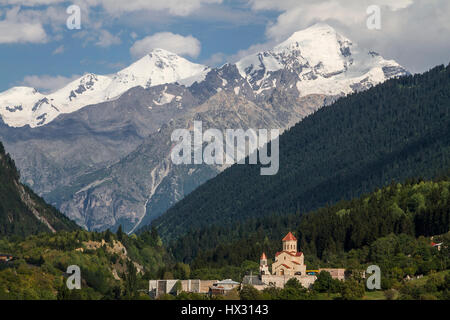 Kirche in Mestia Georgien mit er-Kaukasus-Gebirge im Hintergrund. Stockfoto