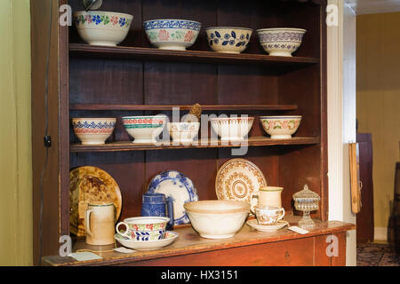 Braunes, antikes Holzbuffet mit Geschirr und porzellan in einem Antiquitätenladen im 1810 Jahre alten Haus. Stockfoto