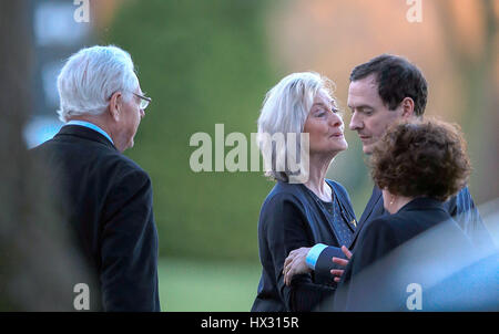 Neuer Editor des London abends Standard und ehemaligen Kanzler George Osborne begrüßt wird, als er bei Toft Kricket-Verein in Knutsford, Cheshire zur Hauptversammlung des Vereins Tatton konservative ankommt. Stockfoto