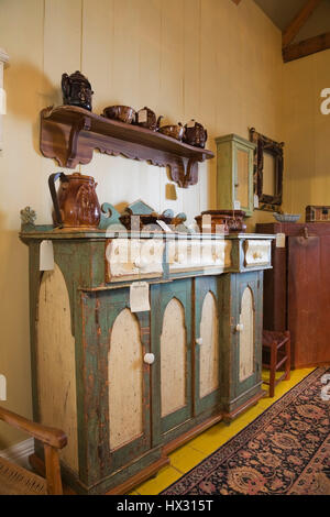 Antik grün-weißen aus Holz Buffet und Mobiliar im antiken Store befindet sich im alten Haus-Innenraum 1810 Stockfoto