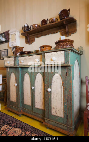 Antik grün-weißen aus Holz Buffet und Mobiliar im antiken Store befindet sich im alten Haus-Innenraum 1810 Stockfoto