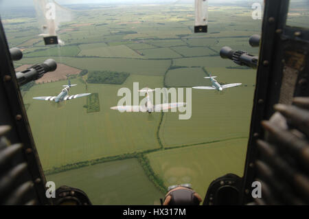 BBMF Spitfire und Hurricane in Bildung Lancaster Bomber hintere Geschützturm entnommen. Stockfoto