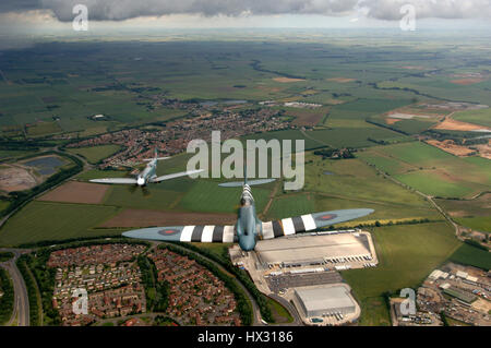 Zwei Battle of Britain Memorial Flight Spitfires im Formationsflug von Gewitterwolken, UK Stockfoto