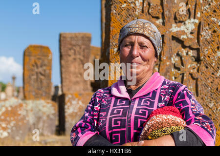 Armenische Frau auf dem historischen Friedhof von Noraduz in Armenien. Stockfoto