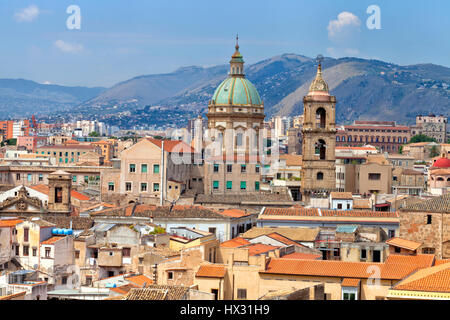 Sizilianische Stadt Palermo Skyline über Dächer der historischen Gebäude mit den Bergen im Hintergrund Stockfoto