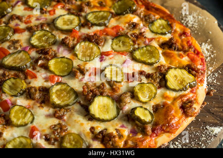 Hausgemachte Hamburger fettigen Pizza mit Rindfleisch Gurken und Zwiebeln Stockfoto