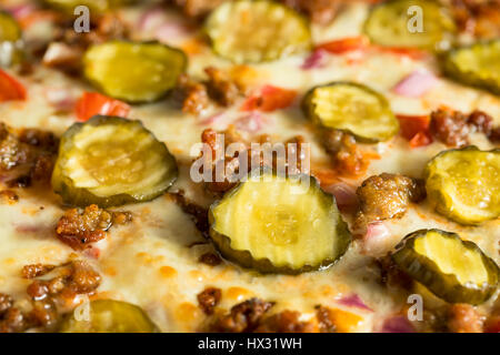 Hausgemachte Hamburger fettigen Pizza mit Rindfleisch Gurken und Zwiebeln Stockfoto