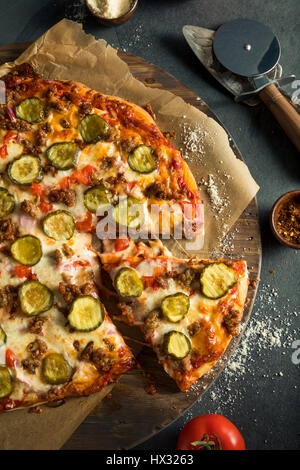 Hausgemachte Hamburger fettigen Pizza mit Rindfleisch Gurken und Zwiebeln Stockfoto