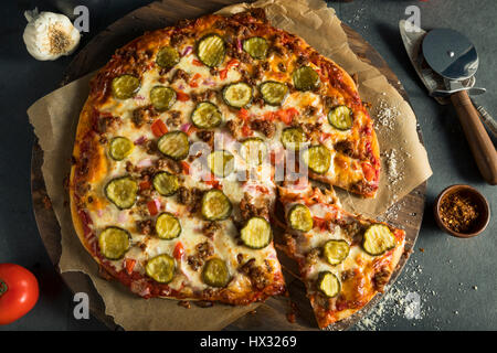 Hausgemachte Hamburger fettigen Pizza mit Rindfleisch Gurken und Zwiebeln Stockfoto