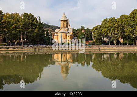 Sioni-Kathedrale und die Reflexion über den Fluss Mtkwari, auch bekannt als Fluss Kura in Tiflis, Georgien. Stockfoto