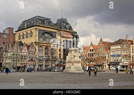 "Vrijdagmarkt" Quadrat in Gent, mit der Statue von Jacob van Artevelde, der monumentale "Bond Moyson" Jugendstil-Gebäude und mittelalterliche Häuser Stockfoto