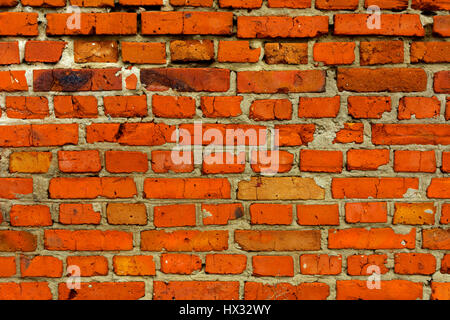 Fragment der alten gemauerten Wand des zerstörten Gebäudes. Stockfoto