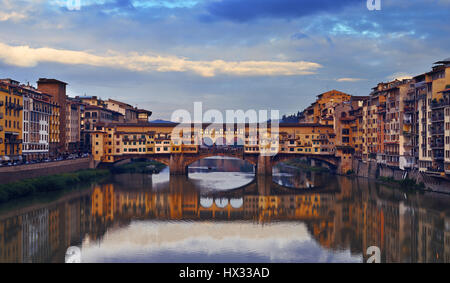 Ponte Vecchio Brücke über den Fluss Arno. Brücke wurde 1345 eröffnet und ist einer der größten touristischen Attraktionen in Florenz, Italien im 3. Juni 2016 Stockfoto