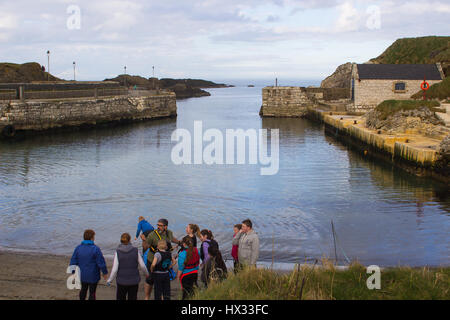 Am 12. März 2017 erhält eine Jugendgruppe Anweisungen von der Gruppenleiter vor der Teilnahme an Wassersportarten am Hafen in Ballintoy im Norden Stockfoto