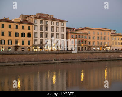 Pisa Gebäude spiegelt sich in Arno River Stockfoto