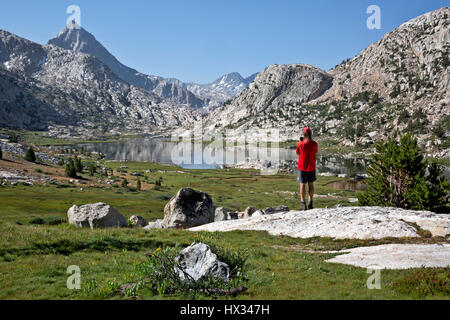 CA03117-00... Kalifornien - Wanderer fotografieren Evolution See entlang JMT/PCT im Kings Canyon National Park gelegen. Stockfoto