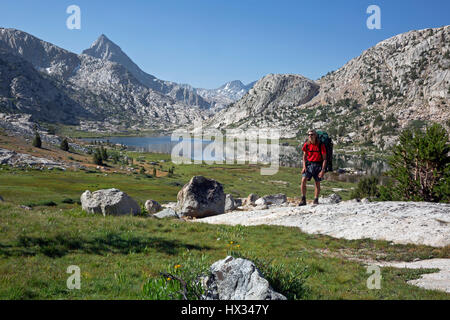 CA03121-00... Kalifornien - Backpacker über Evolution See des kombinierten JMT/PCT im Kings Canyon National Park. Stockfoto