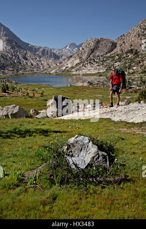 CA03122-00... Kalifornien - Backpacker über Evolution See entlang der kombinierten JMT/PCT im Kings Canyon National Park. Stockfoto