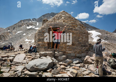 CA03123-00... Kalifornien - Wanderer in der Nähe der Hütte auf dem Gipfel des 11955-Fuß Muir Pass entlang der kombinierten JMT/PCT in Kings Canyon National Pass gelegen. Stockfoto