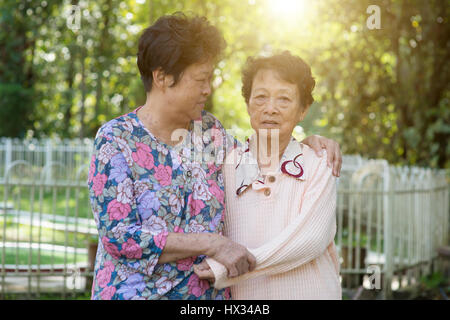 Reportageaufnahme asiatische älterer Frauen Hand in Hand im Outdoor-Park am Morgen. Stockfoto