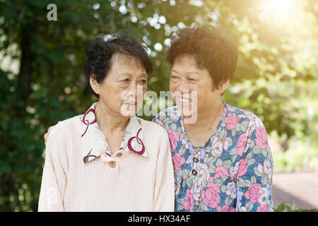 Reportageaufnahme asiatische älterer Frauen bei Outdoor-Park am Morgen sprechen. Stockfoto