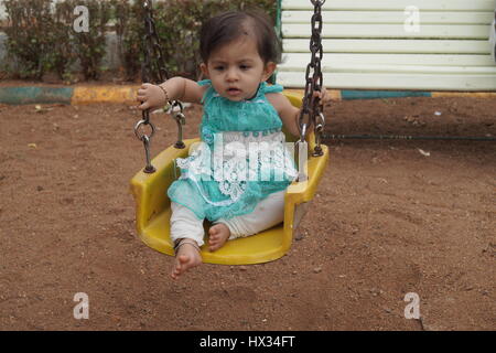 niedlichen indische Baby Fragen spielen im heimischen Garten irgendwo in Indien Stockfoto