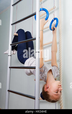 Mädchen mit fliegenden Ringe. Festigkeit und Elastizität Stockfoto