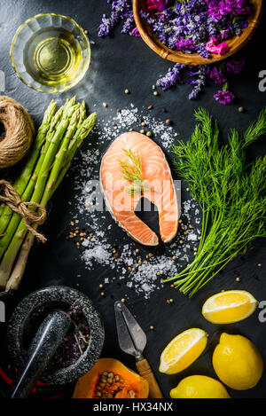 Lachssteak mit Spargel, Zitronen und essbare Blumen Stockfoto