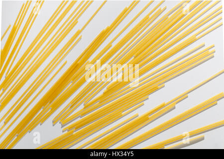 Nahaufnahme der Pasta auf weißem Hintergrund. Stockfoto