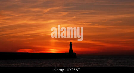 Die Sonne geht über Tynemouth Leuchtturm in Tyne and Wear am letzten Tag bevor die Uhren vorwärts zu gehen. Stockfoto