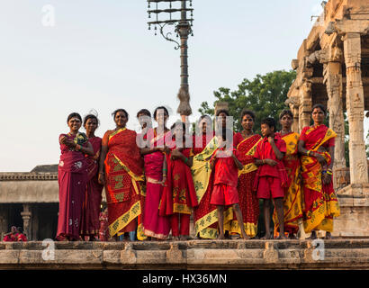 Gruppe von Frauen, Brihadeeswarar Tempels, Thanjavur, Tamil Nadu, Indien Stockfoto