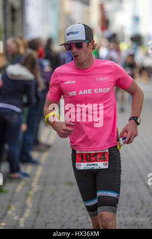 Menschen beteiligen sich an Ironman Wales, 2015, Tenby, Pembrokeshire, Wales, UK Stockfoto