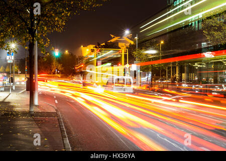 Berlin-Stadt-Lichter in der Nacht. Straßenverkehr an einer Ampel-Kreuzung. Berlin, Deutschland Stockfoto